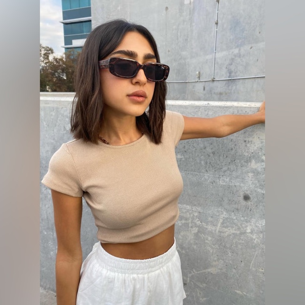 📍Princess Polly Beige Ribbed Crop Top Sz 4 - Picture 5 of 6